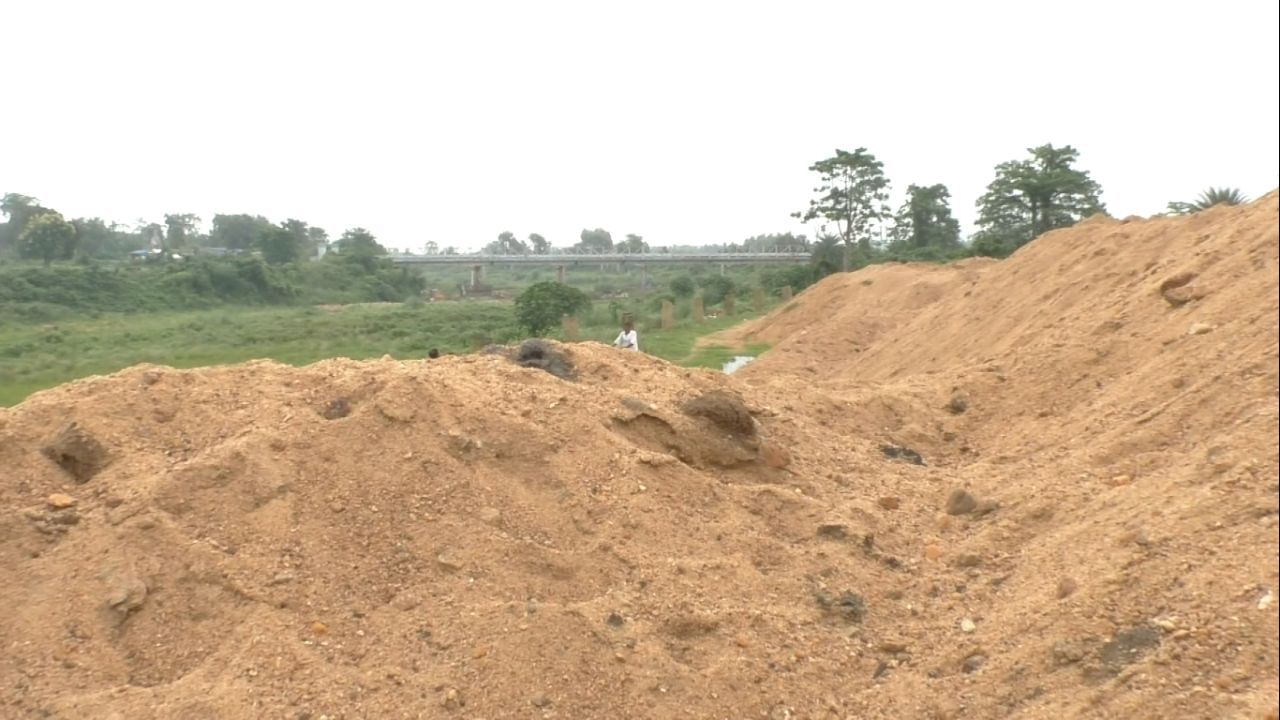 Bankura: নদীবক্ষে জমছে বালির স্তূপ! বাড়ছে গন্ধেশ্বরীর দু'কূল প্লাবিত হওয়ার আশঙ্কা, প্রশাসন কি কিছুই দেখছে না?