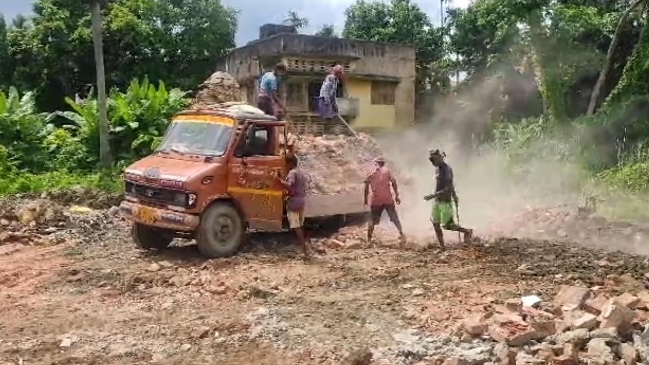 Behala: প্রকাশ্য দিবালোকে বেহালায় ‘বেআইনিভাবে’ চলছে পুকুর ভরাট, ক্যামেরা দেখেই গাড়ি ফেলে দৌড় চালকের