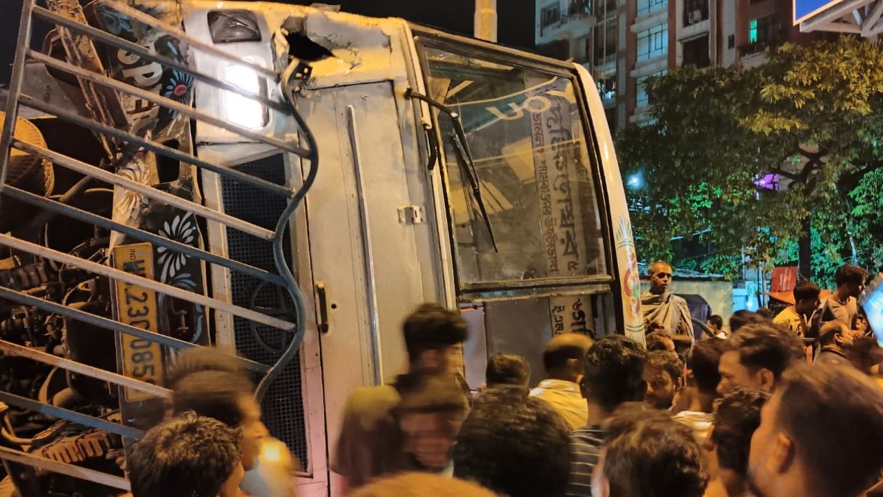 Bus Accident in Kolkata: টালা ব্রিজের কাছে উল্টে গেল বাস, রাতে ভয়াবহ দুর্ঘটনা