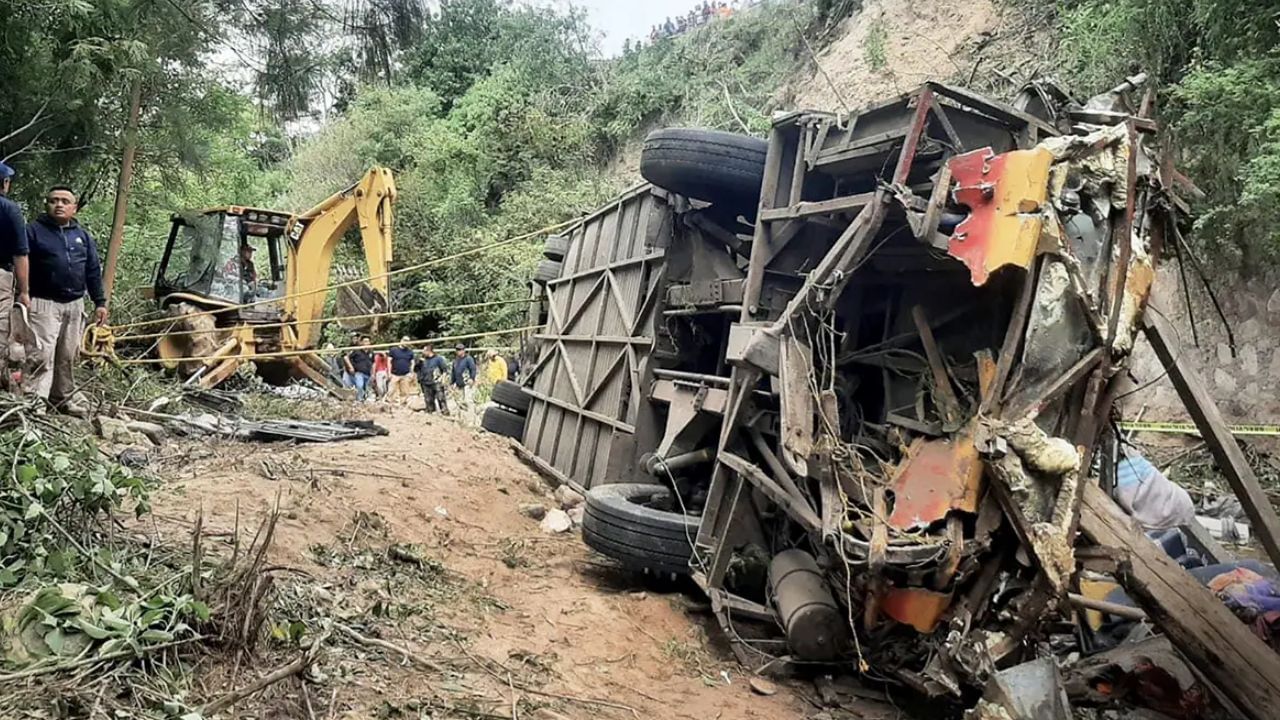 Bus Accident: ঝড়ের গতিতে ছুটছিল বাস, রাস্তা থেকে ছিটকে সোজা মুখ থুবড়ে পড়ল খাদে, মৃত ২৭