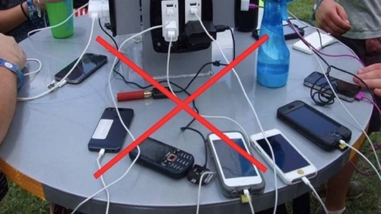 পাবলিক প্লেসে ফোন চার্জ করার বদভ্যাস রয়েছে? ব্যাঙ্ক অ্যাকাউন্ট খালি করতে বসে আছে হ্যাকাররা