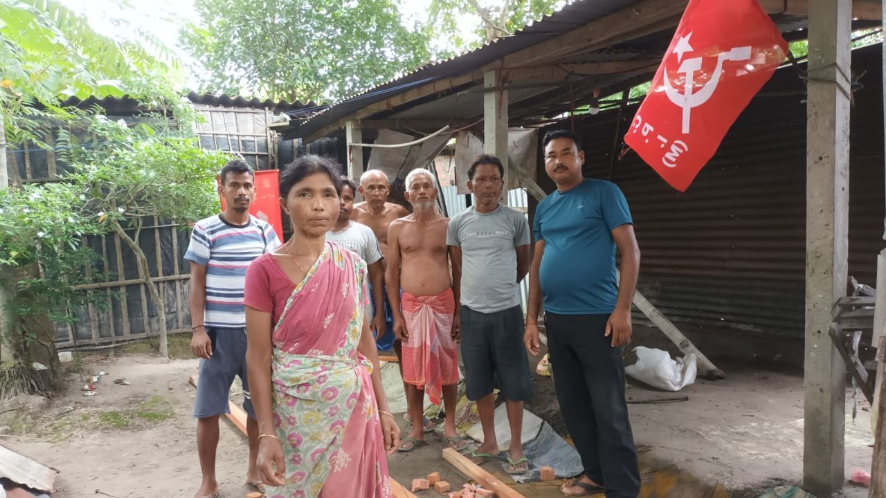 CPIM in Jalpaiguri: বিজলির পর চাঁদা তুলে আর এক বৃদ্ধার বাড়ি গড়ে দিল CPIM