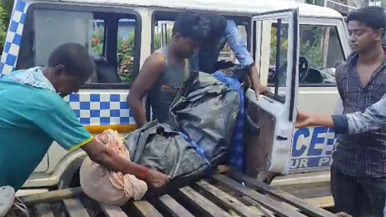 Canning Death: ক্যানিংয়ে রাত্রিবেলা ঘরে ঢুকে মহিলাকে গুলি করে খুন দুষ্কৃতীদের Canning Death: ক্যানিংয়ে রাত্রিবেলা ঘরে ঢুকে মহিলাকে গুলি করে খুন দুষ্কৃতীদের