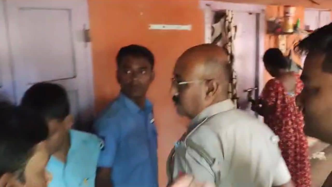 Canning: ঘরের মেঝেতে চাপ চাপ রক্ত, পাশে পড়ে বটি, রান্নাঘরে বাড়ির কর্ত্রীর গলা কাটা শরীর