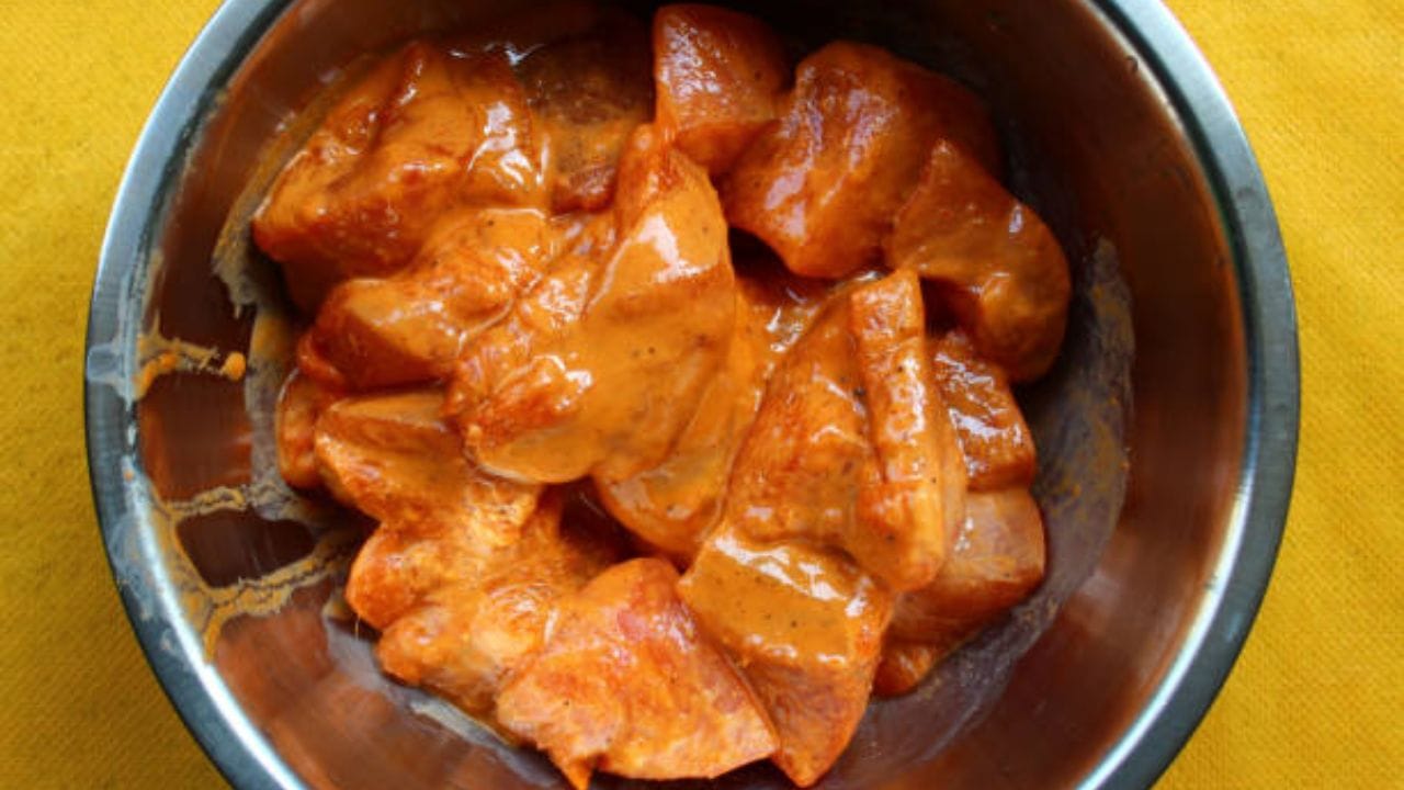 মশলা থেকে তেল ছাড়লে ভেজে রাখা মাংস খুব ভাল করে মিশিয়ে নিতে হবে। ঢাকা দিয়ে এবার কিছুক্ষণ রান্না করে ভেজে রাখা আলু দিন। ২ কাপ জল দিন। 