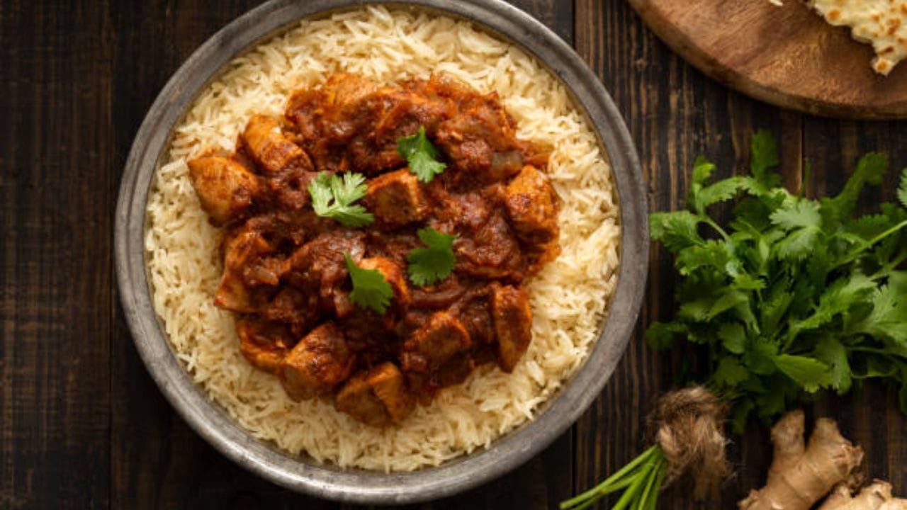 এবার ১০ মিনিট ভাল করে ফুটিয়ে জল শুকিয়ে গেলে নামানোর আগে ঘি-গরম মশলা ছড়িয়ে দিন। এতে খেতে খুবই ভাল লাগবে। বিশেষত গরম ভাত বা পোলাওয়ের সঙ্গে। 