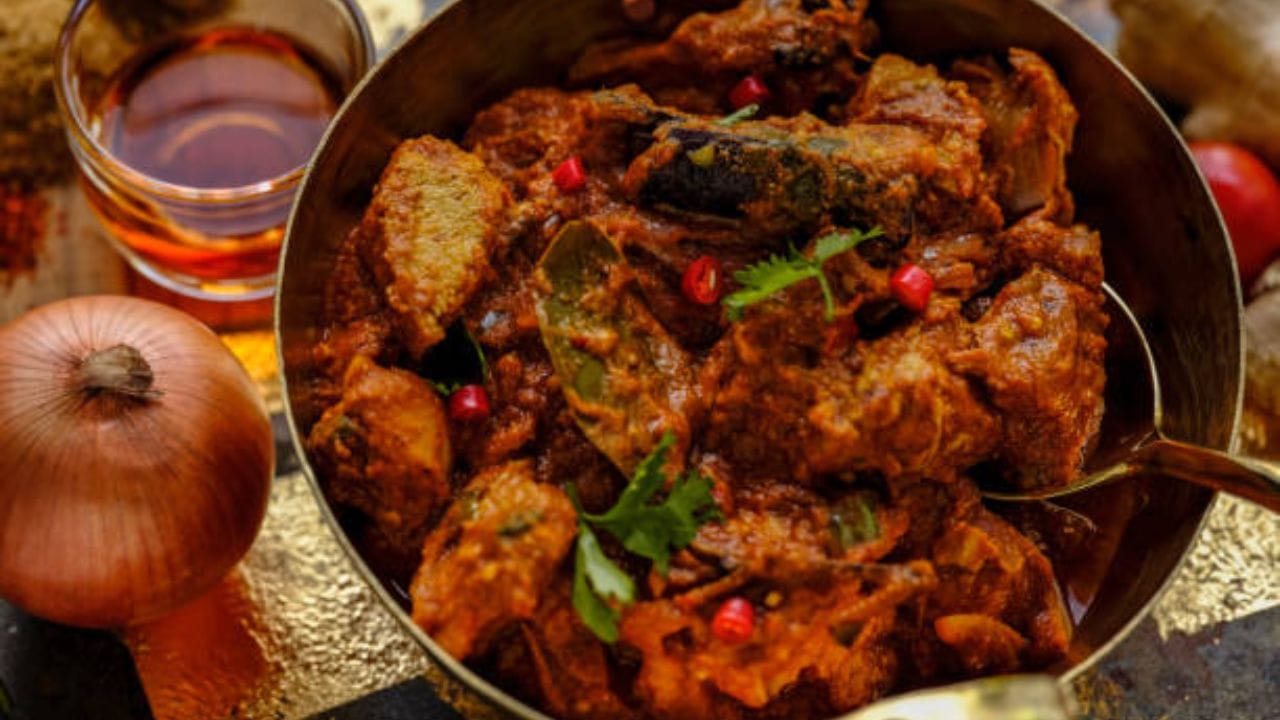 ২ বড় চামচ ফেটানো টকদই এতে মিশিয়ে দিন। টকদই দিয়ে অনবরত নাড়তে থাকুন যাতে দই ফেটে না যায়। সব শেষে আদা বাটা মিশিয়ে দিন। 