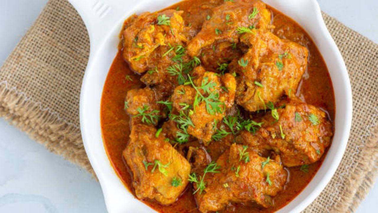 এরপর তা খুব ভাল করে ভাজা হলে, একটা পেঁয়াজ কুচি, রসুন বাটা, নুন দিয়ে ভেজে নিয়ে হলুদ-লঙ্কা-সামান্য জিরে দিয়ে ভেজে নিতে হবে। 