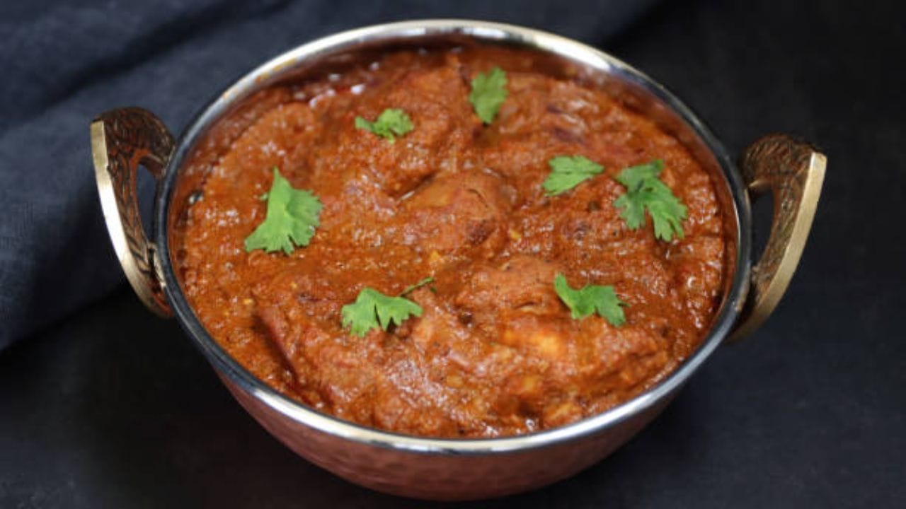 এবার কড়াইতে আবার তেল দিয়ে গোটা গরম মশলা, তেজপাতা, গোলমরিচ, জয়িত্রী ফোড়ন হিসেবে দিন। 