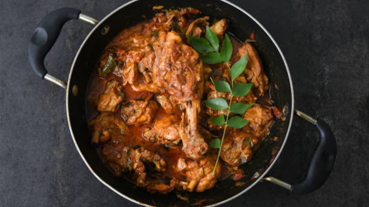 লালচে করে আলু ভেজে তুলে রাখুন। এবার বাকি তেলে ম্যারিনেট করা চিকেন দিয়ে ভাল করে ভেজে নিতে হবে। 