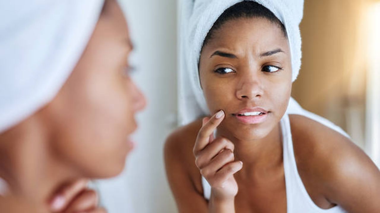 শুকিয়ে গেলে জল দিয়ে ধুয়ে নিন। মুখ পরিষ্কার হলে মুখে গোলাপ জল লাগিয়ে নিতে হবে। 