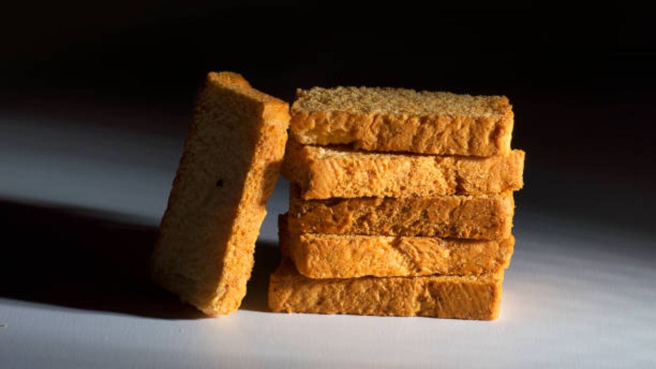 বাড়িতে বিস্কুট থাকলে অনেক মজাদার খাবার বানিয়ে নেওয়া যায়। খিদের পেটে কিংবা চতায়ের সঙ্গে যেমন বিস্কুট খাওয়া যায় তেমনই কেক -কুকিজও বানানো যায় এই বিস্কুট দিয়ে। 