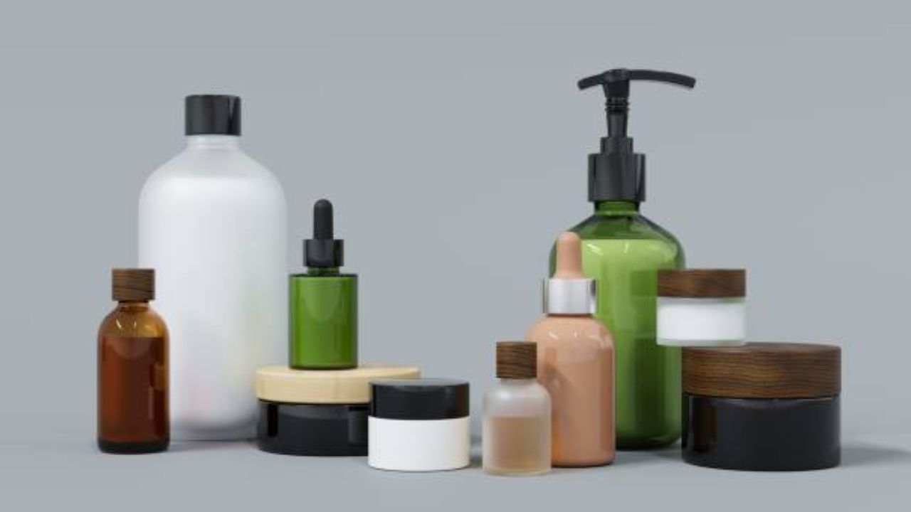 খামখেয়ালী বর্ষা, চিটচিটে গরমে ত্বকের একদম দফারফা হয়ে যাচ্ছে। সারাদিন চটচট করছে ঘাম। একবার বাইরে একবার এসি-তে ঢোকার ফলে তাপমাত্রারও হেরফের হচ্ছে। 