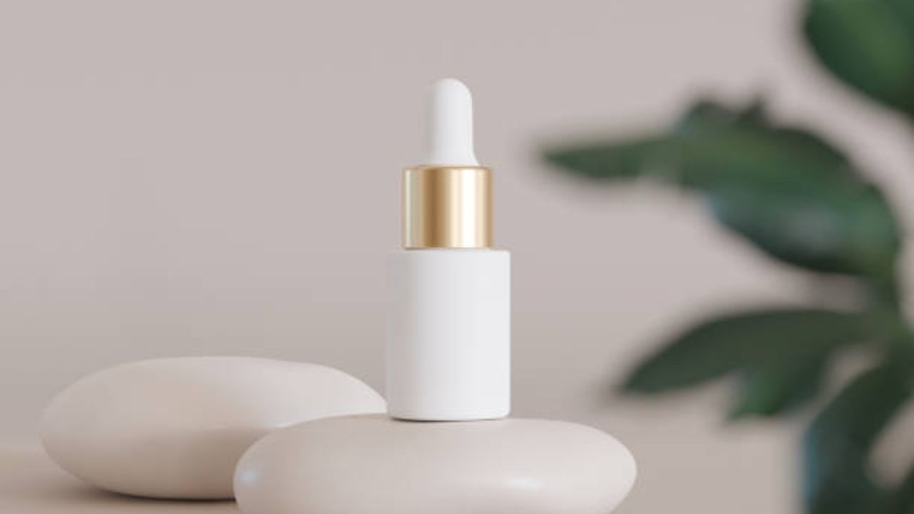 বাইরে থেকে এসে খুব ভাল করে মুখ ধুলেও সকালে আবার মুখ চিটচিট করছে। বাইরে বেরনোর সময় সানস্ক্রিন লাগালে ত্বকে একটা কালো ভাব আসবেই। তার জন্য ডি-ট্যান করা খুব জরুরি।