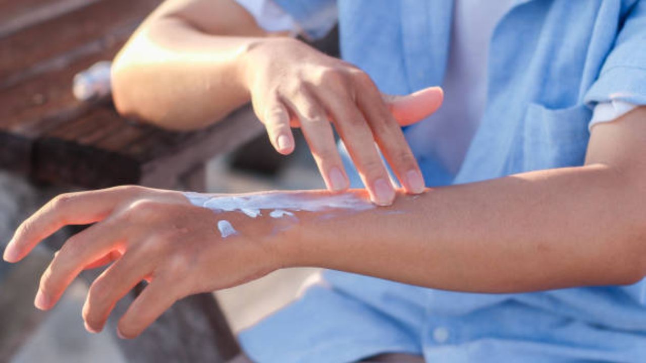 প্রথমে ক্লিনজিং এর জন্য নারকেল তেল লাগিয়ে নিন। এই তেল নিয়ে এর মধ্যে কয়েক ফোঁটা জল নিয়ে ভাল করে মিশিয়ে নিয়ে মুখে খুব ভাল করে ম্যাসাজ করে নিতে হবে। এতে স্কিন অনেক বেশি টাইট থাকবে। 