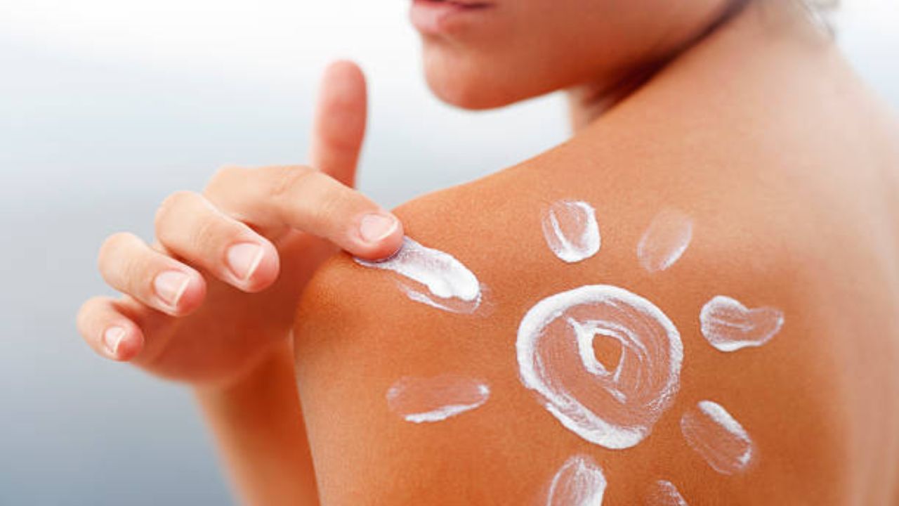  মাত্র ৭ মিনিটেই করতে পারবেন এই ডি-ট্যান ফেসিয়াল। দেখে নিন কী ভাবে করবেন। এই ফেসিয়ালের খরচ মাত্র ১২ টাকা। 