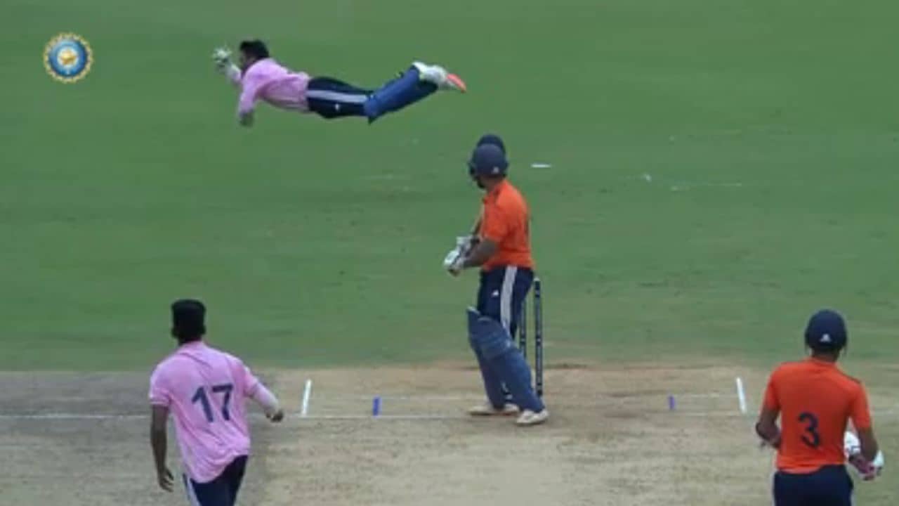 Deodhar Trophy: দেওধর ট্রফিতে শিরোনামে প্রভসিমরনের ফ্লাইং ক্যাচ, রইল ভিডিয়ো