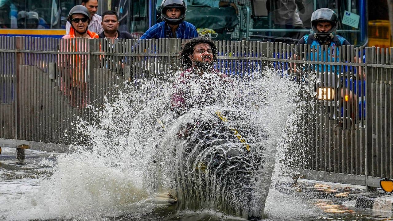 Delhi Rain: সাঁতরে যাতায়াত, নৌকায় সংসার! বানভাসী রাজধানীতে বিপদ বাড়াল শনিবারের ভারী বৃষ্টি