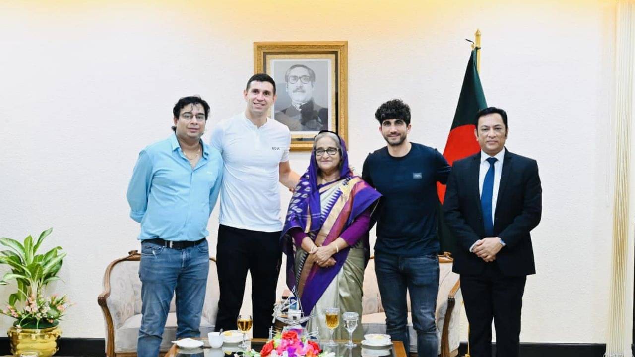 Emi Martinez-Sheikh Hasina: বাংলাদেশ জয়ের সুযোগ পেলেন না বিশ্বকাপজয়ী মার্টিনেজ