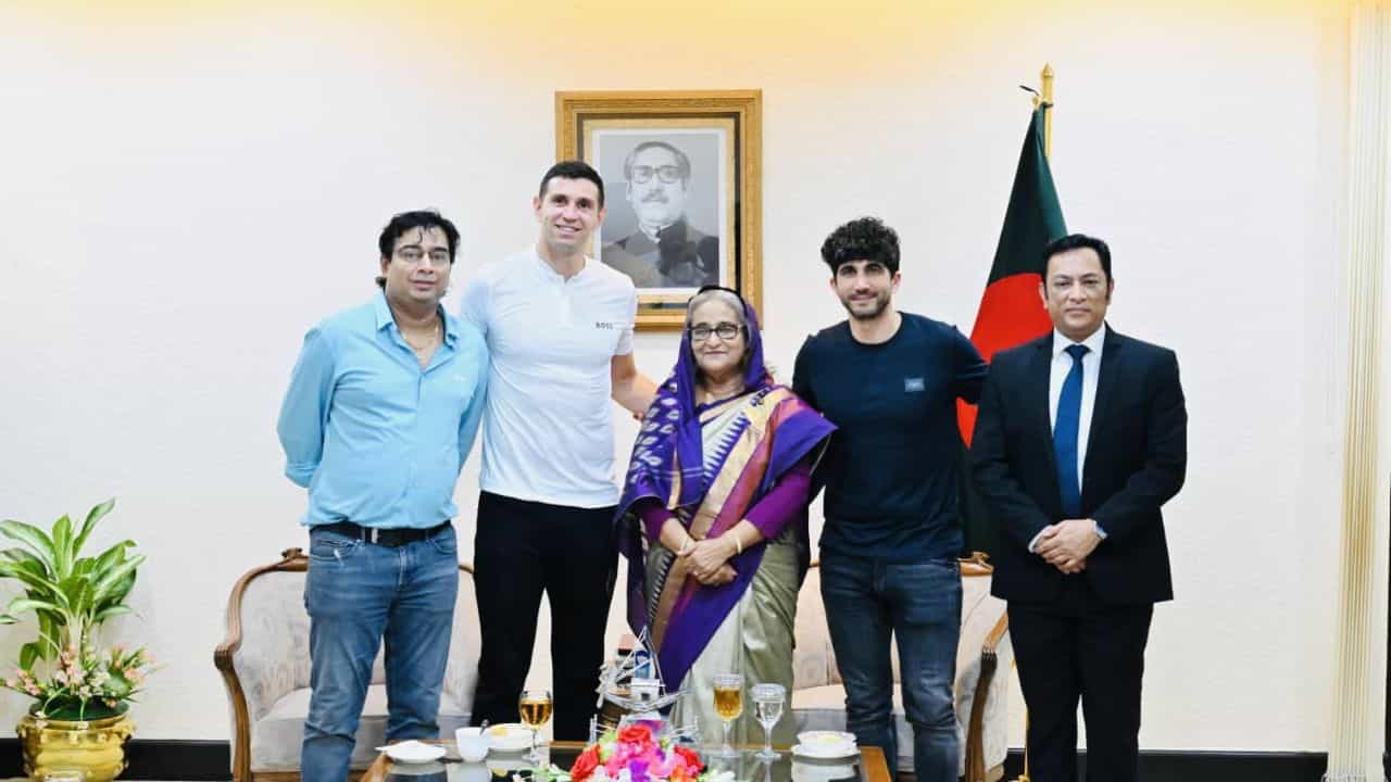 Emi Martinez-Sheikh Hasina: বাংলাদেশ 'জয়ের' সুযোগ পেলেন না বিশ্বকাপজয়ী মার্টিনেজ Emi Martinez-Sheikh Hasina: বাংলাদেশ 'জয়ের' সুযোগ পেলেন না বিশ্বকাপজয়ী মার্টিনেজ