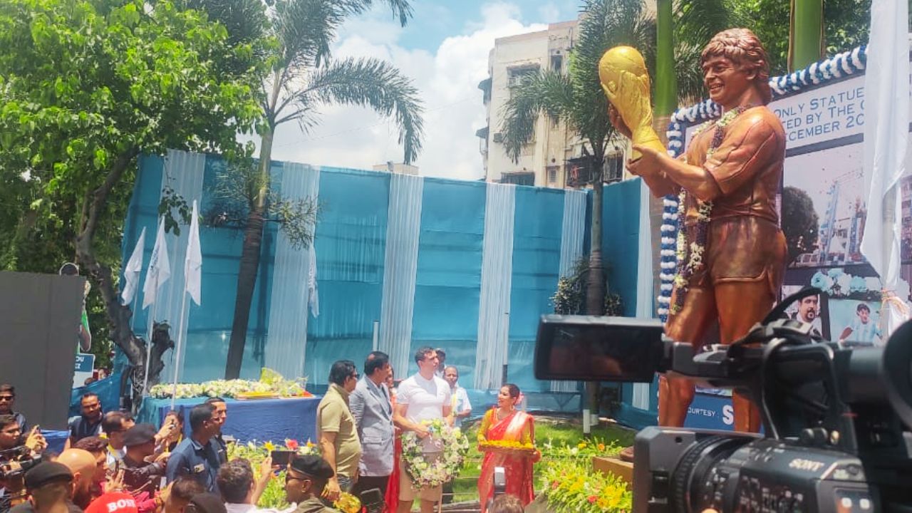 বাইপাসের ধারে দিয়েগো মারাদোনার মূর্তিতে শ্রদ্ধা জানিয়েছেন আর্জেন্টাইন গোলকিপার এমিলিয়ানো মার্টিনেজ। (নিজস্ব চিত্র)
