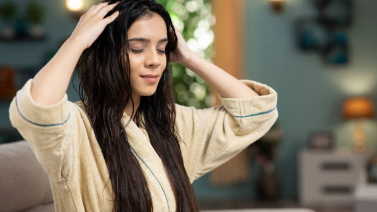 Hair Oil: ঝরবে না আর ঘনও হবে জেনে নিন আপনার চুলের জন্য কোন তেল সেরা?