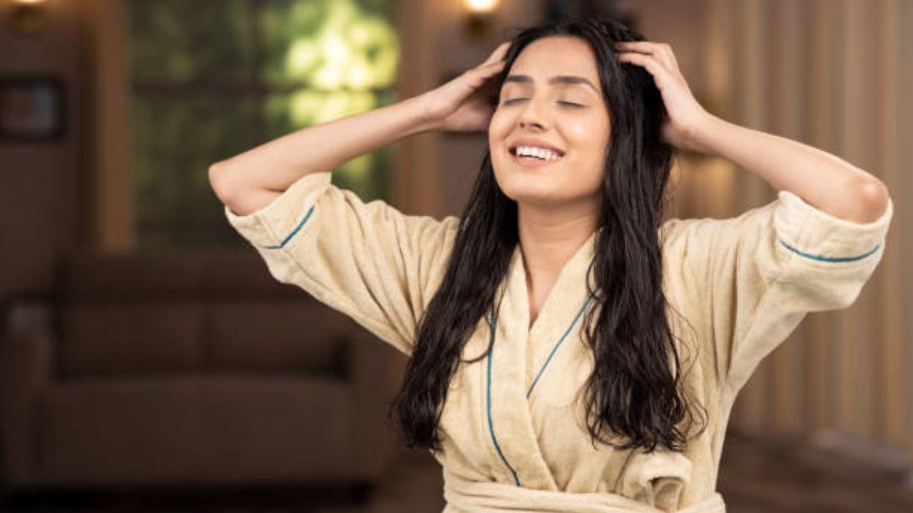 Tips For Healthy Hair বর্ষায় এভাবে শ্যাম্পু করলে চুল পড়া বন্ধ হবে আর