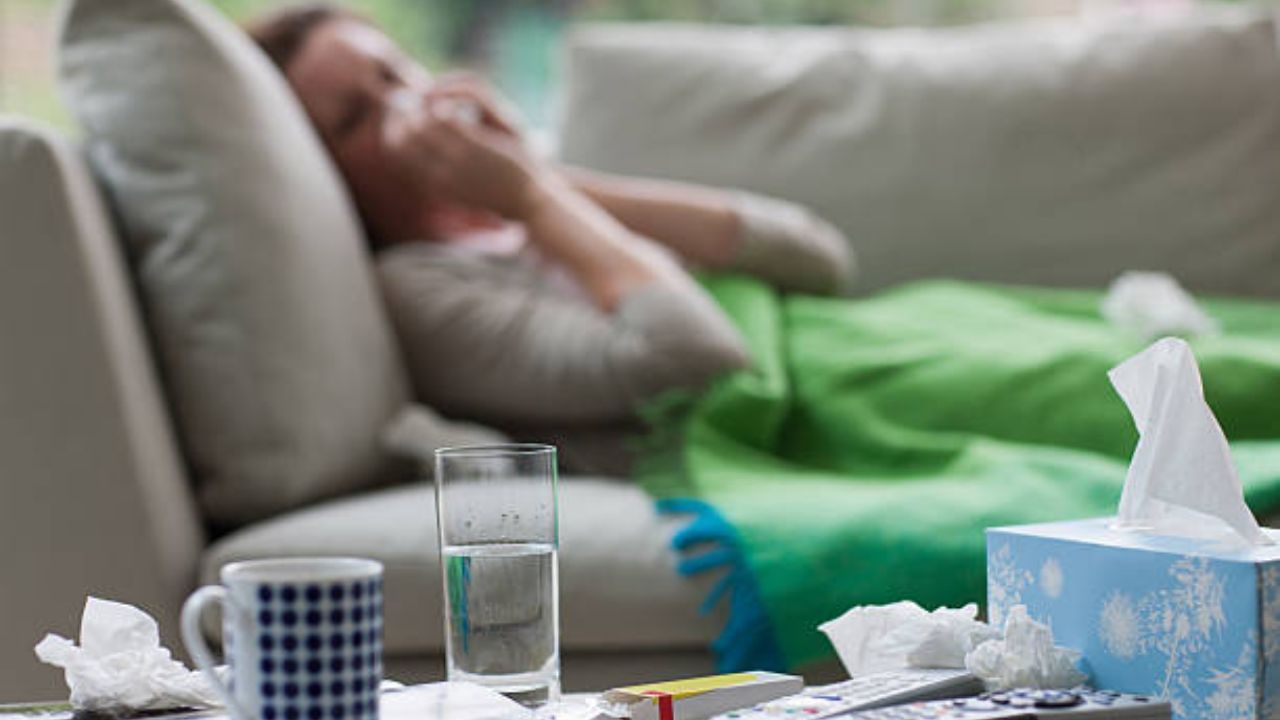 Pneumonia Symptoms:  বৃষ্টিতে ভিজে কফ-সর্দি? যে ৪ লক্ষণ উপেক্ষা করলে নিউমোনিয়া হতে বাধ্য