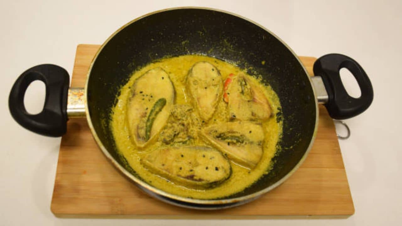 Doi Ilish: সর্ষে নয়, দই দিয়ে ইলিশ ভাপা বানানোর সহজ টিপস আর ট্রিকস রইল সপ্তাহের প্রথম দিনেই