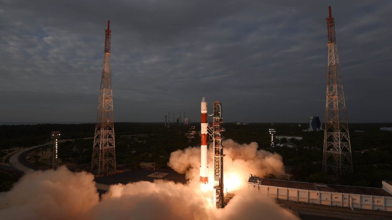 ISRO Satellite Launch: সাফল্যের নয়া পালক, ISRO-র রকেটে মহাকাশ পাড়ি সিঙ্গাপুরের স্যাটেলাইটের