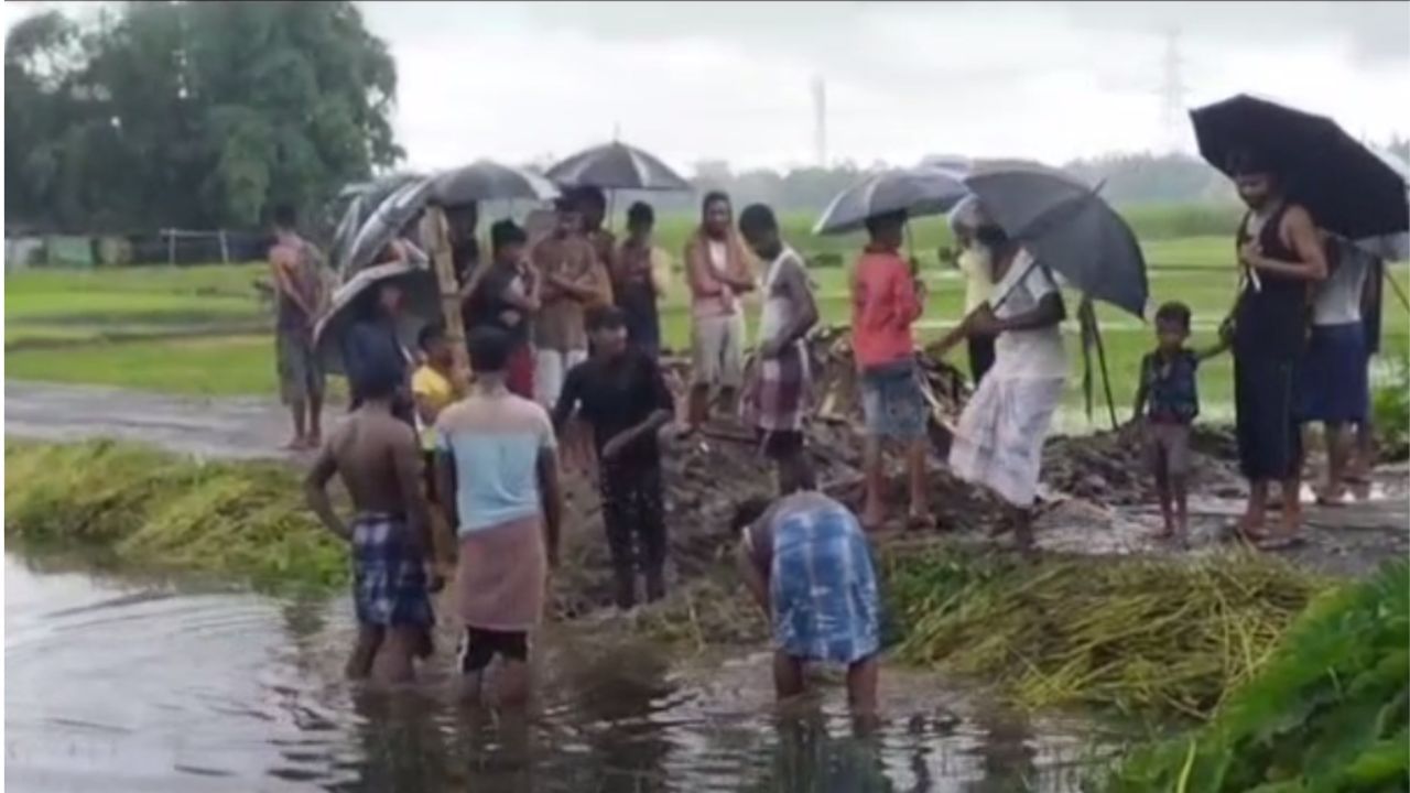 Jalpaiguri: জলবন্দি অবস্থার জন্য বৃষ্টি নয়, তৃণমূলকেই দুষলেন গ্রামবাসী