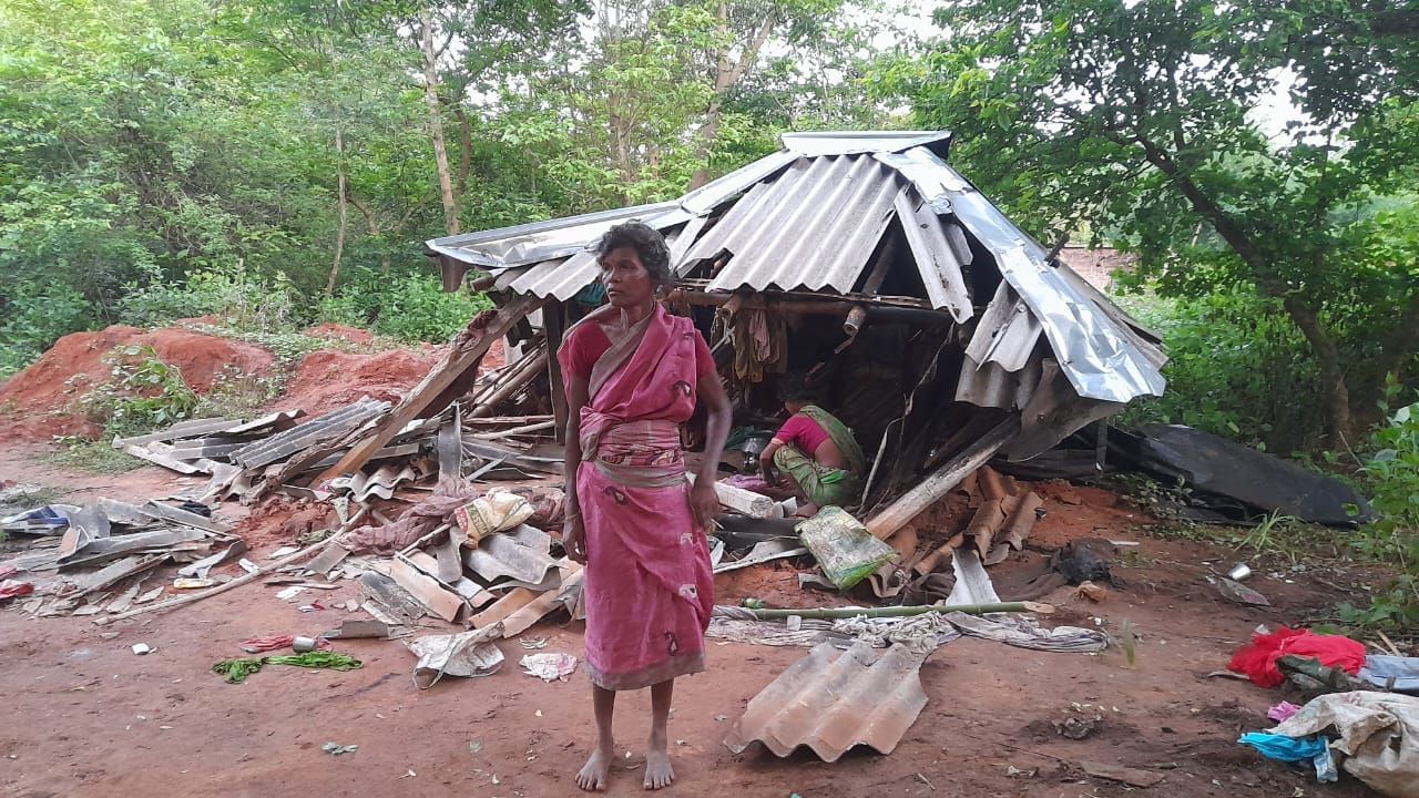 Jhargram: ভোর রাতে 'অতিথি'র পায়ের চাপে মাথার ওপর ছাদ হারাল ঝাড়গ্রামের ১০টি পরিবার!