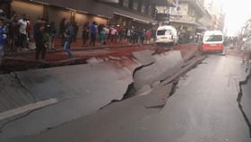 Johannesburg: মাটির তলায় তীব্র বিস্ফোরণে ফেটে গেল রাস্তা, উল্টে গেল গাড়ি! দেখুন ভিডিয়ো Johannesburg: মাটির তলায় তীব্র বিস্ফোরণে ফেটে গেল রাস্তা, উল্টে গেল গাড়ি! দেখুন ভিডিয়ো