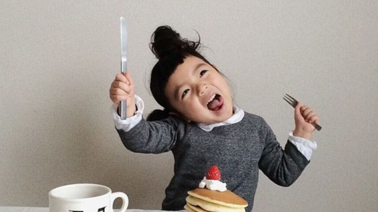  বাচ্চাদের এই জাঙ্কফুডের নেশা কমাতে কীভাবে হাল ধরতে হবে জেনে নিন। বাচ্চাকে এই ধরনের খাবারের থেকে নজর সরাতে লোভনীয় কিছু বানিয়ে দিন। 