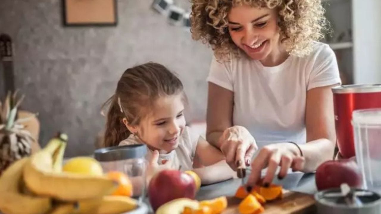 মাঝে মধ্যে বাচ্চাকে রান্নাঘরের কাজে লাগান। সামনে স্বাস্থ্যকর রান্নার সামগ্রী দিন। সেগুলি দিয়ে একটা খাবার তৈরি করতে বলুন। নিজের হাতে বানানো খানার তারা খাবেই খাবে। ফলে আর জাঙ্ক ফুড খাওয়ার সুযোগ পাবে না।