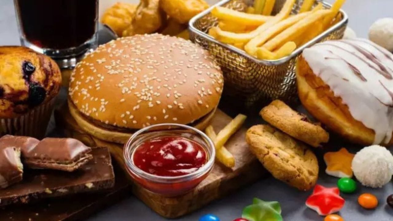 জাঙ্ক ফুডের উপর টান বাচ্চা থেকে বুড়ো সকলের। এই ধরনের খাবার শরীরের জন্য ঠিক কতটা ক্ষতিকর তা বলার অপেক্ষা রাখে না।