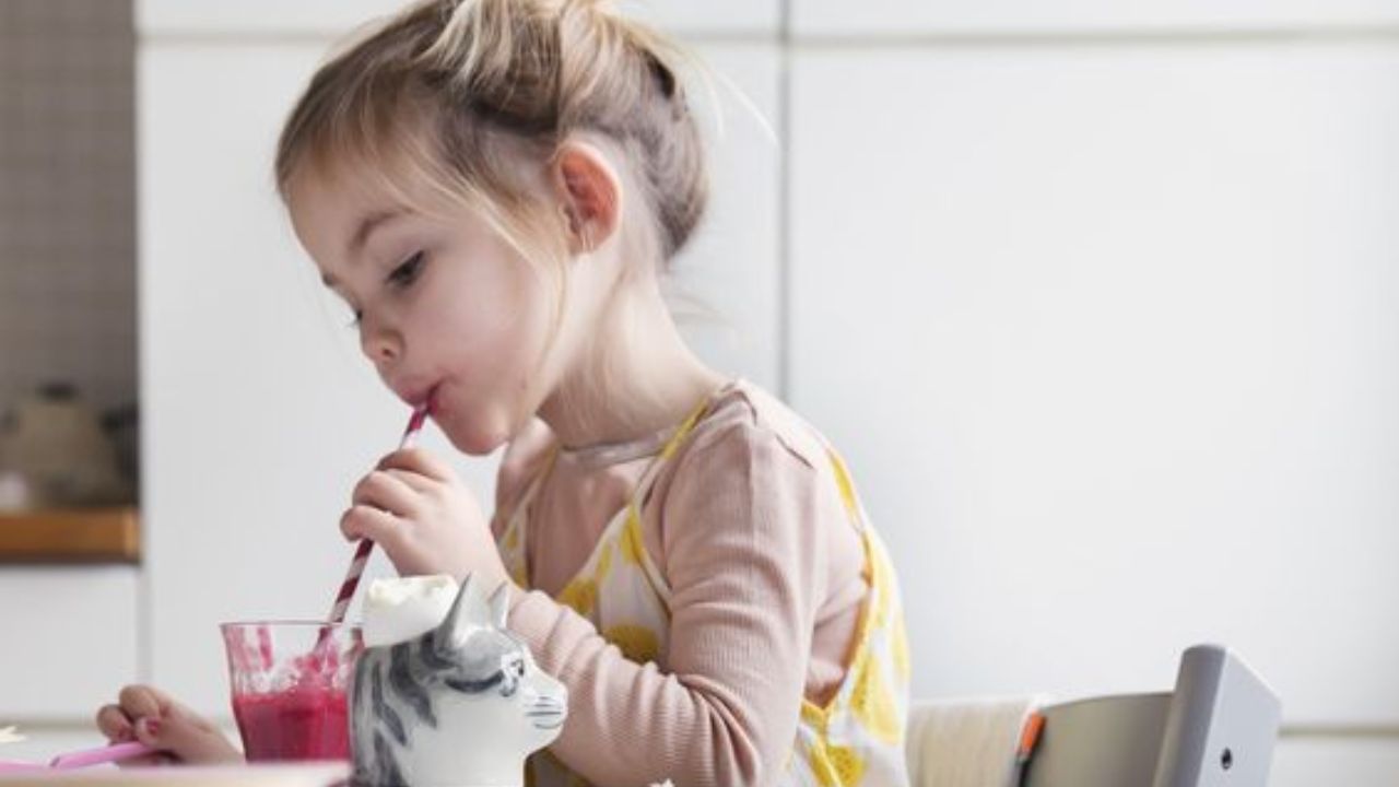 স্বাস্থ্যকর খাবারকেও এমনভাবে পরিবেশন করুন যাতে তা তাদের নজর কাড়ে। কারণ বাচ্চাদের সেসব খাবারই আকৃষ্ট করে যা এক পলকে তাদের দেখে ভাল লাগে। 