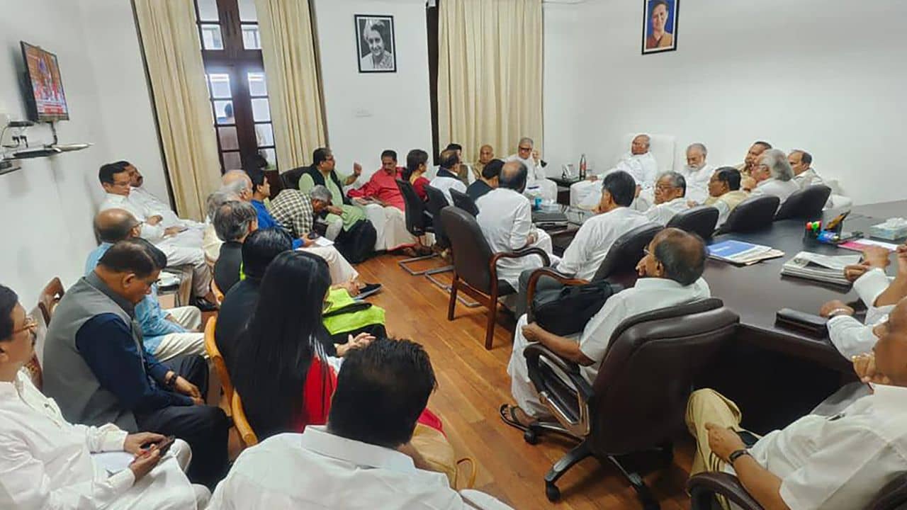 No Confidence Motion: NDA-কে চাপে রাখতে মোক্ষম চাল INDIA-র, হঠাৎ অনাস্থা প্রস্তাবের বুদ্ধি এল কোথা থেকে?