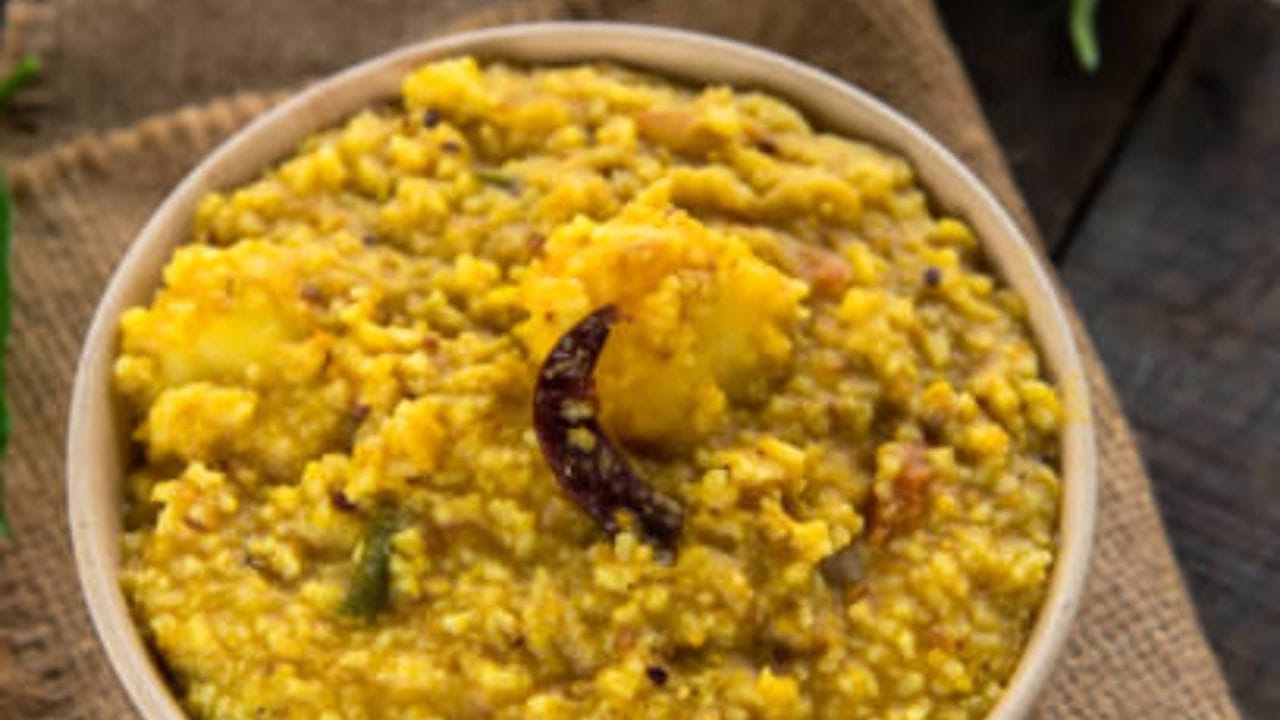 তিন থেকে চারটে কাঁচালঙ্কা চিরে মিশিয়ে দিন। খিচুড়ি নাড়তে থাকবেন নইলে তা তলায় বসে যেতে পারে। নামানোর আগে এক চামচ গরম মশলা গুঁড়ো আর একটু ঘি মিশিয়ে দিন। 