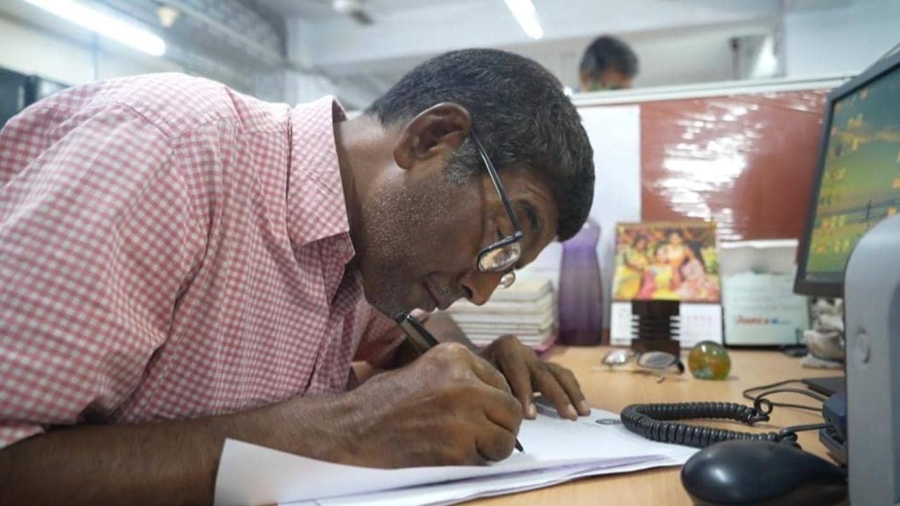 Kolkata Metro: দৃষ্টিহীন চোখে হাজার ওয়াটের দক্ষতার আলো, অন্যদের পথ দেখান কলকাতার ‘মেট্রোম্যান’ কানাইলাল