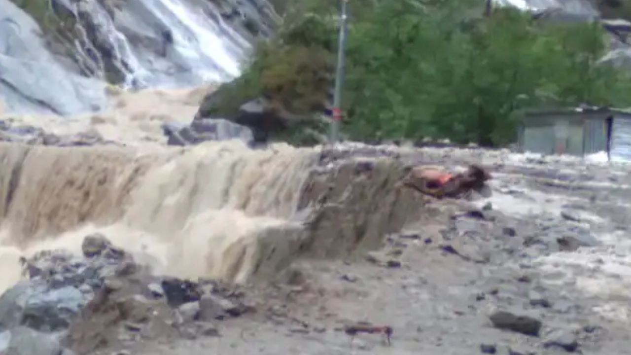 Kedarnath: কেদারনাথে যাওয়ার পথে জাতীয় সড়কে ধস, পর্যটকদের গাড়ি পড়ে গেল গঙ্গায়