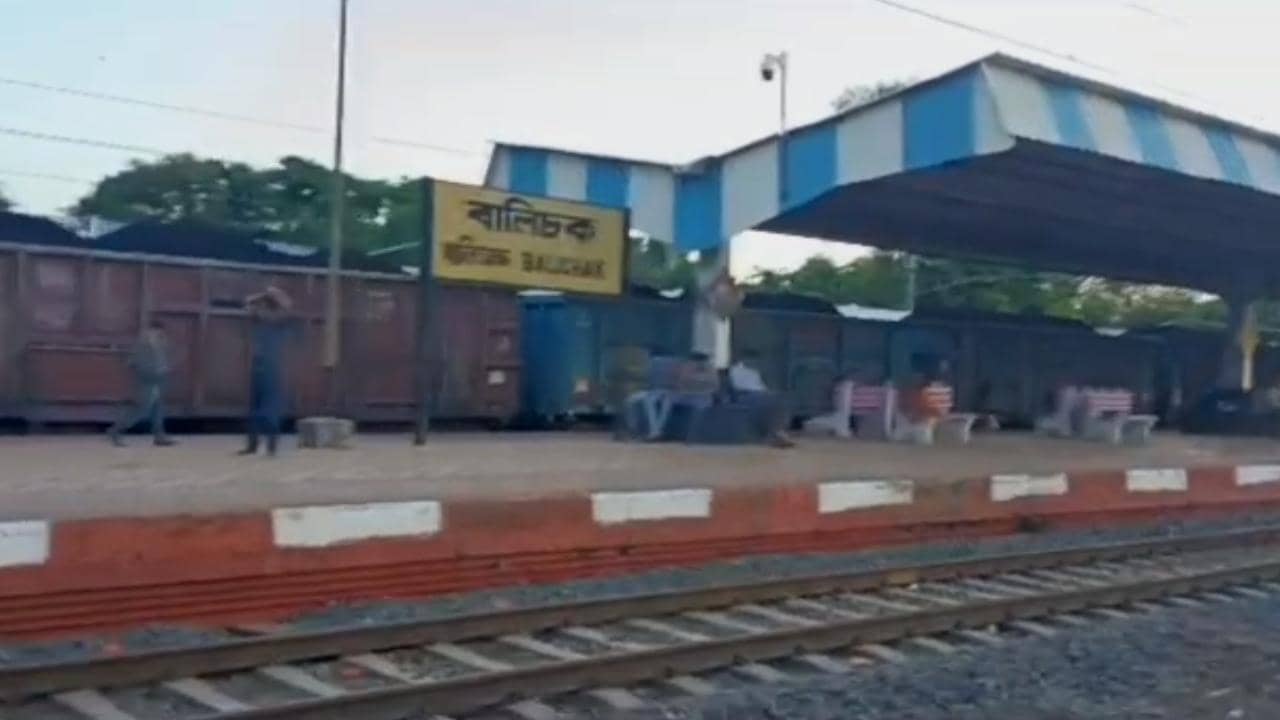 Local Train: করমণ্ডলের রাস্তাতেই ফের সিগন্যাল বিভ্রাট, হাওড়া-খড়গপুর সেকশনে বেশ কিছুক্ষণ বন্ধ ট্রেন চলাচল