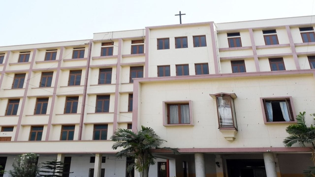 Loreto College Kolkata ইংরেজি মাধ্যমের পড়ুয়া ছাড়া ভর্তি নয়