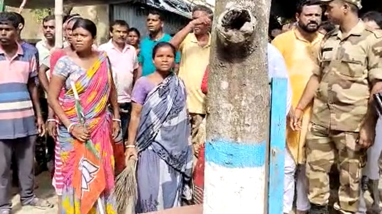 Malda: পুলিশ দেখেই ঝাঁটা উঁচিয়ে ধেয়ে গেলেন মহিলারা, মারধর তৃণমূল প্রার্থীর ভাইপোকেও