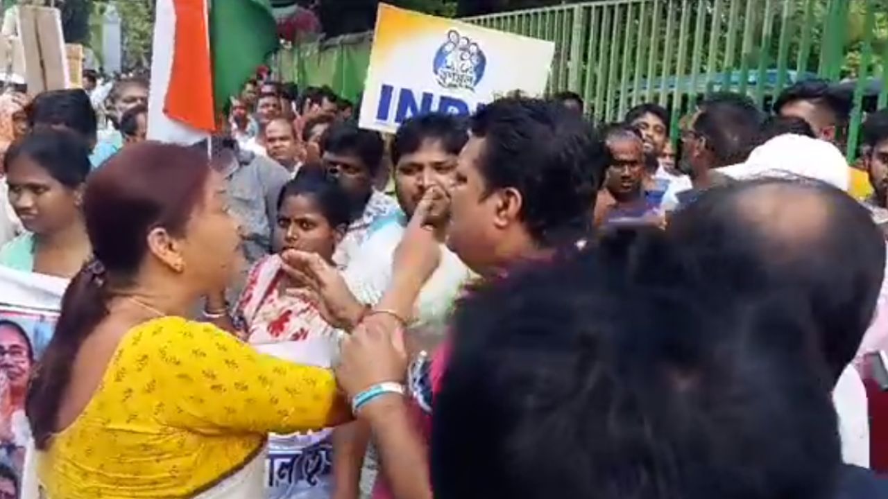 Malda TMC inner clash: একে অপরের দিকে আঙুল তুলে চিৎকার, মিছিলের মাঝে নেতা-নেত্রীর বচসায় অস্বস্তিতে তৃণমূল