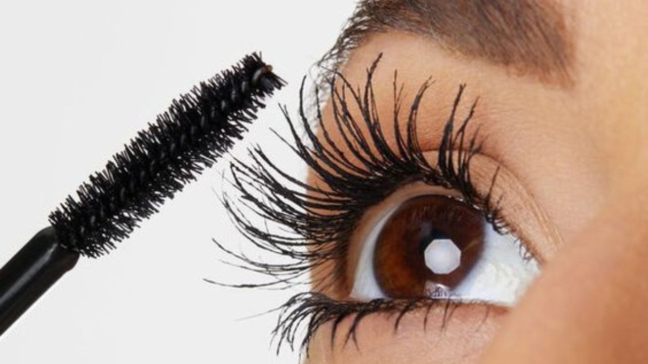 Mascara Hacks বর্ষায় ঘেটে যায় মাসকারা? এই উপায় মেনে চললে ২৪ ঘণ্টা