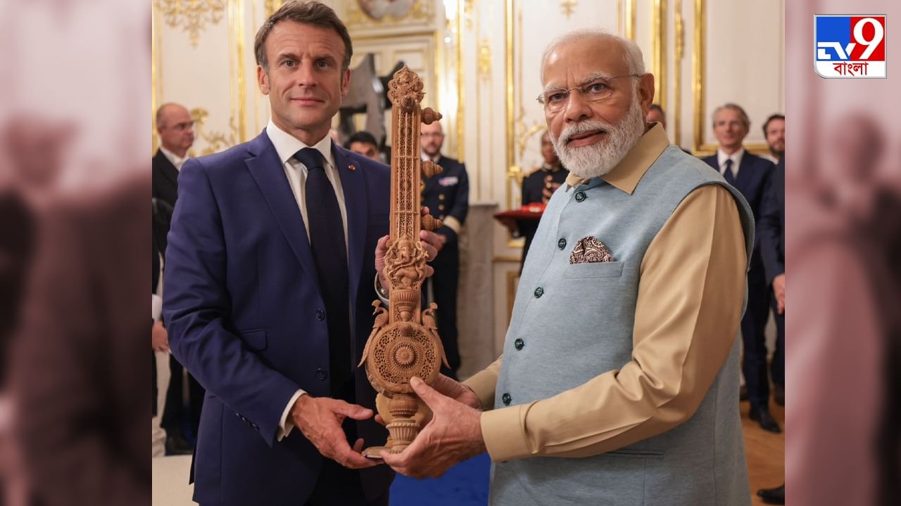 PM Modi in Paris: ম্যাক্রোঁ দম্পতিকে চন্দনকাঠের কারুকার্য করা সেতার, পোচমপল্লির শাড়ি... বন্ধুদের জন্য উপহারের ডালি নমোর