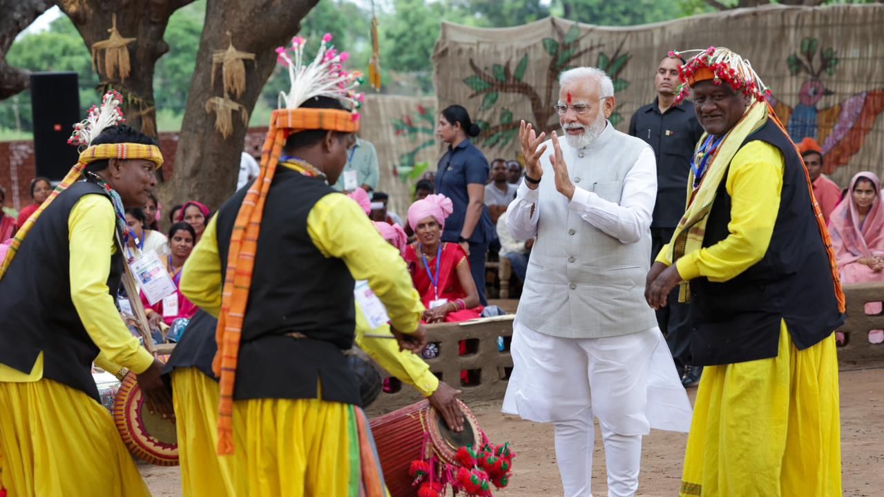 Modi in Pakaria: আদিবাসী বাদ্যের তালে তালে করতালি, পাকরিয়া গ্রাম মাতল মোদীতে