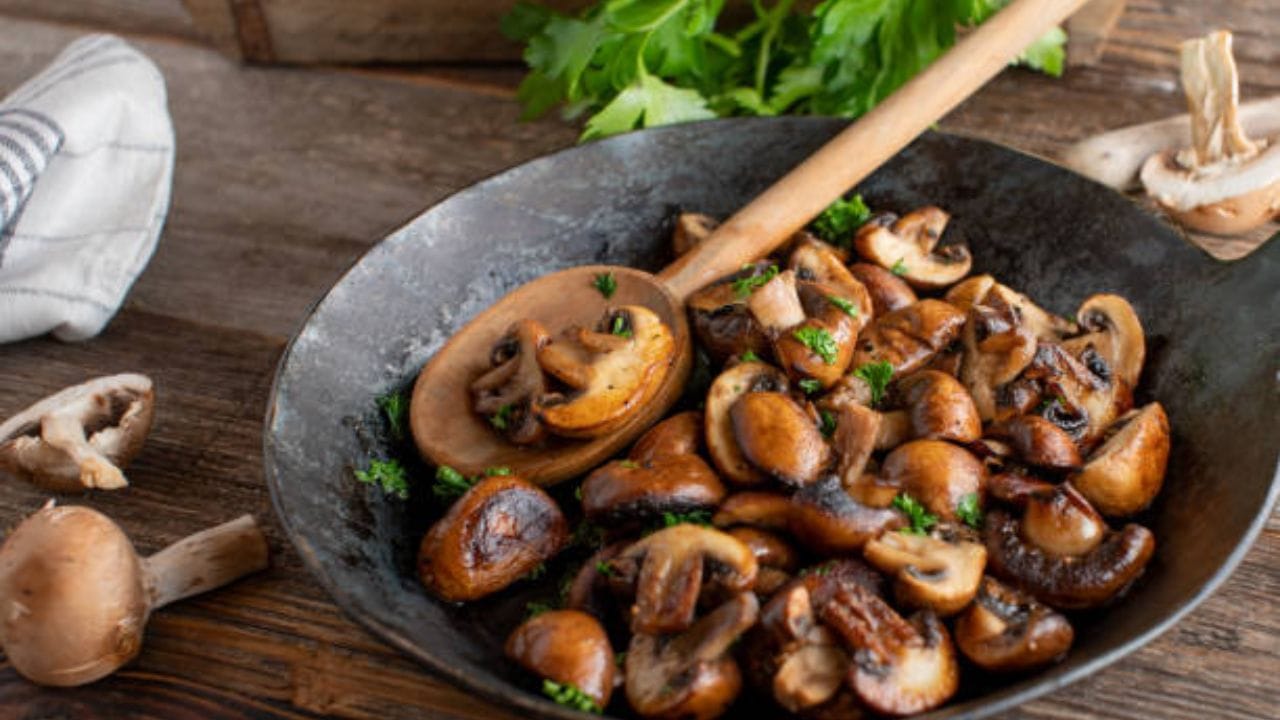 মাশরুমের মধ্যে ফাইটোকেমিক্যালস, অ্যান্টিব্যাকটেরিয়াল বৈশিষ্ট্য থাকে। যা ক্যানসারের বিরুদ্ধে প্রতিরোধ গড়ে তোলে। ভিটামিন ডি থাকায় তা হাড় মজবুত করতে সাহায্য করে। আর সুগার নিয়ন্ত্রণেও কাজে আসে। 