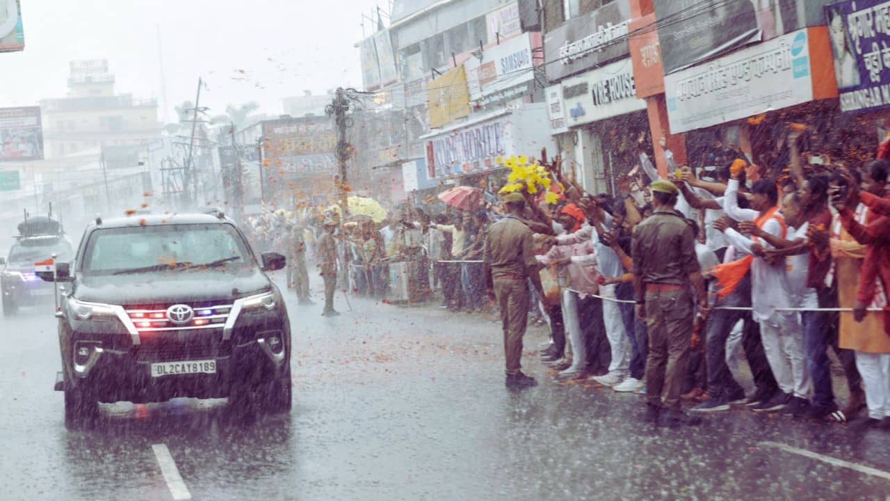 Narendra Modi: নমোর ক্যারিশ্মা! কাকভেজা বৃষ্টি উপেক্ষা করেই প্রধানমন্ত্রীকে স্বাগত জানাতে উপচে পড়ল ভিড়